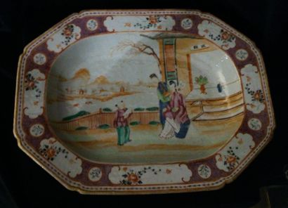 CHINE Plat rectangulaire à pans coupés à décor polychrome des émaux de la famille...