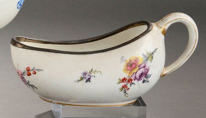 SÈVRES Bourdaloue ovale en porcelaine tendre à décor polychrome de bouquets de fleurs,...