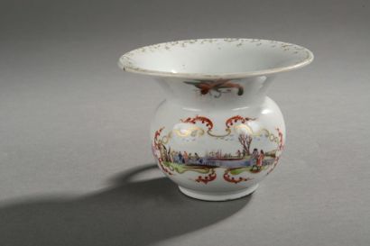 CHINE Rare crachoir circulaire à décor polychrome dans le style de Meissen d'un paysage...
