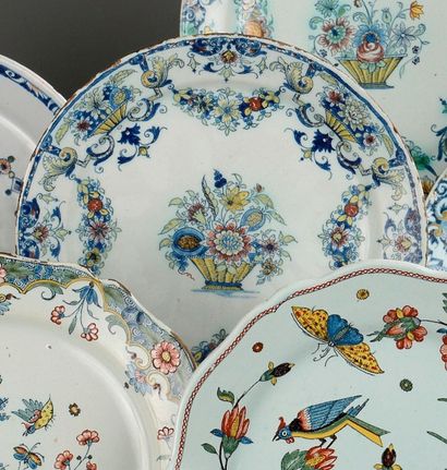 ROUEN Assiette à décor polychrome aux cinq couleurs d'une corbeille de fleurs au...