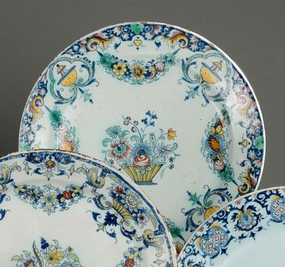 ROUEN Assiette à décor polychrome aux cinq couleurs d'une corbeille de fleurs au...