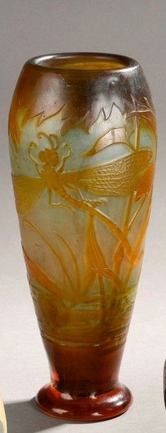 Émile GALLÉ (1846-1904) Vase à tronc cônique en pâte de verre gravé à l'acide à décor...