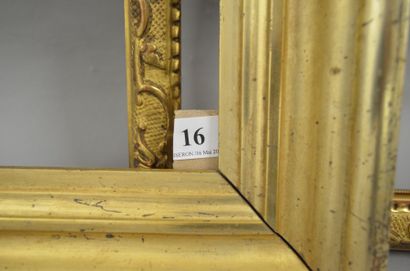 null Cadre en bois et stuc doré XXème siècle 22 x 28,7 cm - Profil: 2 cm Sont joints...