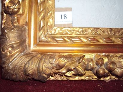 null Cadre en bois et stuc doré à décor de paquets de chêne de style Louis XIII Fin...