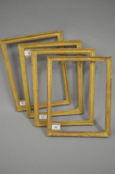 null Suite de quatre baguettes en bois mouluré et doré XIXème siècle 24 x 31,5 cm...