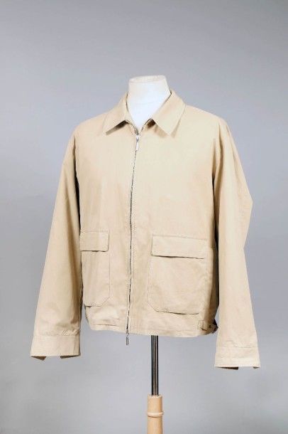 OLD ENGLAND Blouson zippé en coton beige, petit col, poches plaquées à rabats, pattes...
