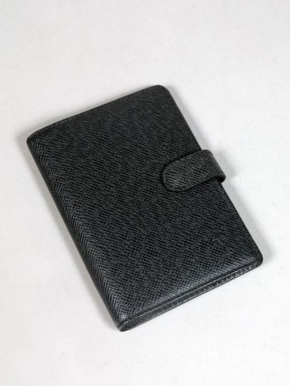LOUIS VUITTON Enveloppe d'agenda fonctionnel en cuir Taïga noir, intérieur porte-cartes...