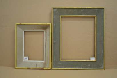 null Deux cadres en bois mouluré et doré et tissu 
XXème siècle
18 x 26 cm - Profil...