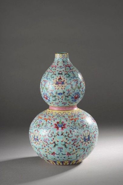 CHINE Vase balustre à double renflement à décor polychrome des émaux de la famille...