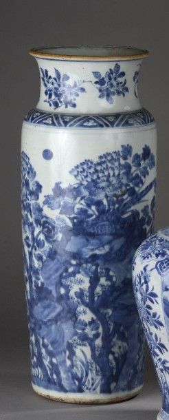 CHINE Vase de forme rouleau à décor en bleu sous couverte de rochers percés, bambous,...