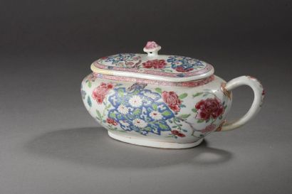 CHINE Bourdaloue ovale couvert à décor polychrome des émaux de la famille rose de...