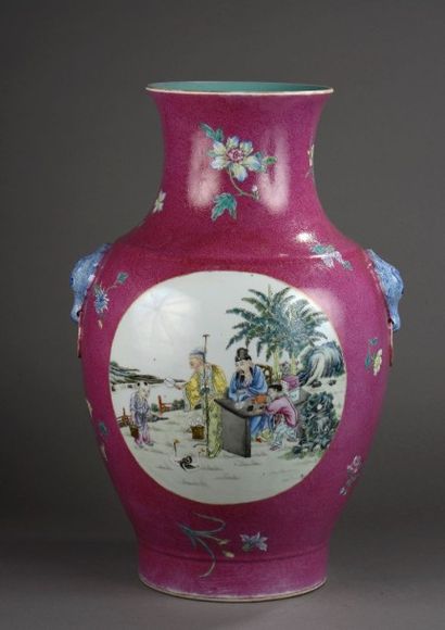 CHINE Grand vase à col évasé en porcelaine et émaux de style famille rose, à décor...