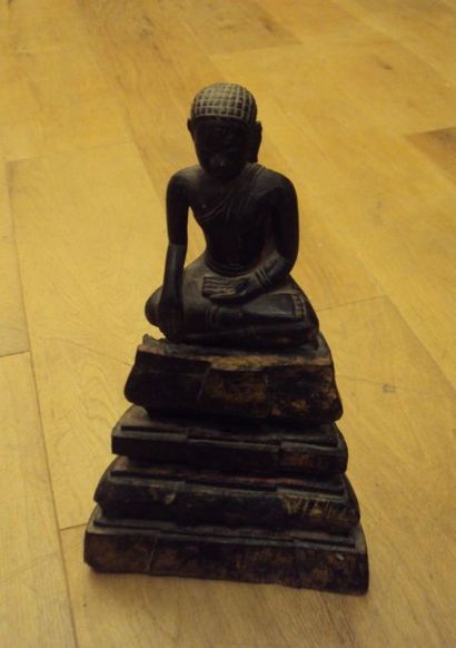 null SUJET en bois laqué et traces de dorure, représentant Bouddha assis dans le...