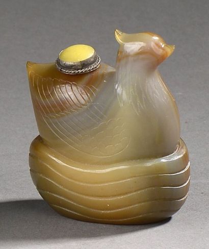 null TABATIERE en agate blonde veinée de rouille reprenant la forme d'une poule d'eau...