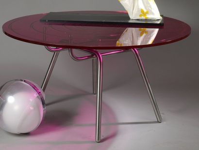 null TABLE RONDE à plateau en plexiglass translucide fuschia reposant sur un piétement...