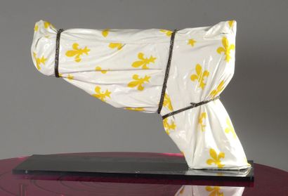 Helder BATISTA (né en 1964) Gun Fleur de Lys, 2012 Sculpture en résine sur piétement...