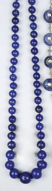 null COLLIER en lapis lazuli composé d'un rang de boules en chute enfilé sur un fil,...