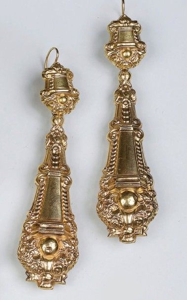 null IMPORTANTE PAIRES DE BOUCLES D'OREILLES en or jaune (18k, 750 millième) à motif...