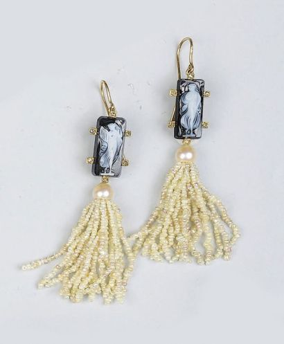 null PAIRE DE PENDANTS D'OREILLES en or jaune (18k, 950millième) ornée d'un camée...