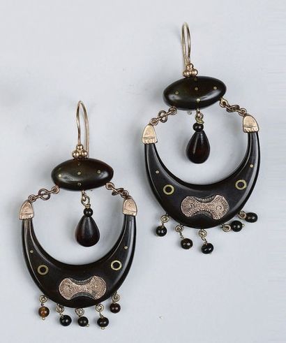 null IMPORTANTE PAIRE DE BOUCLES D'OREILLES en or jaune (18k, 750millième) en écaille...