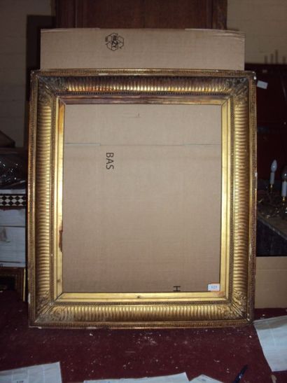null Cadre à canaux en bois et stuc doré XIXème siècle (accidents) 51,5 x 61,5 cm...