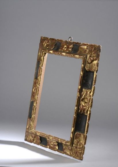 null Cadre à profil renversé en bois sculpté noir et or Espagne, XVIIIème siècle...