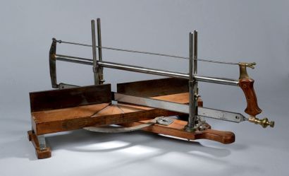 null Scie à coupe d'onglets en bois, acier, laiton et cuivre Circa 1906 (Quelques...