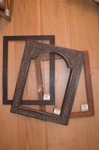 null Petit cadre en bois sculpté XVIIème siècle 35,6 x 25 cm Sont joints deux baguettes...