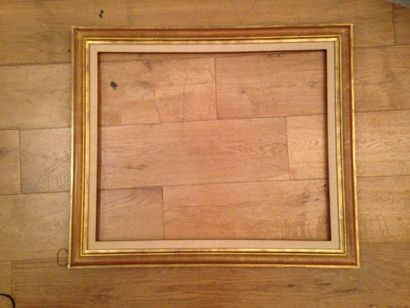 null Baguette en bois mouluré et doré
XXème siècle 
56,2 x 67,7 cm – Profil : 5,5...