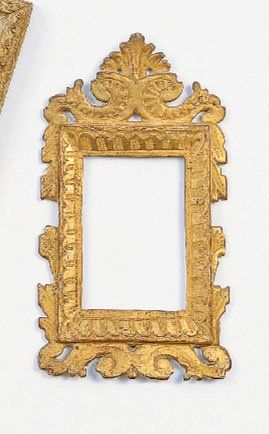 null * Cadre à fronton en bois sculpté et doré, monoxyle. Italie, XVIIIème siècle....