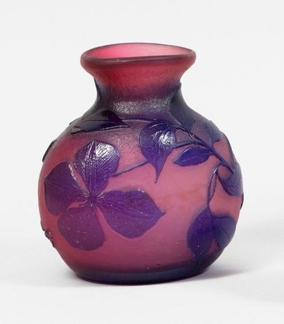 André DELATTE (1887-1953) Vase en verre double à décor de feuilles de couleur violette....