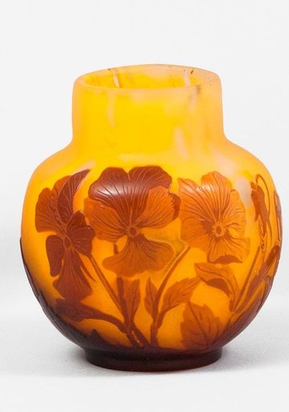 Émile GALLÉ (1846-1904) Vase boule à col droit en verre doublé soufflé-moulé à décor...