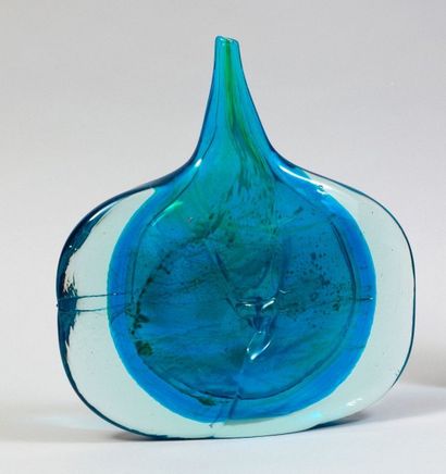Michael HARRIS Fish Vase en verre soufflé de couleur bleu. Signé. H.: 26 cm