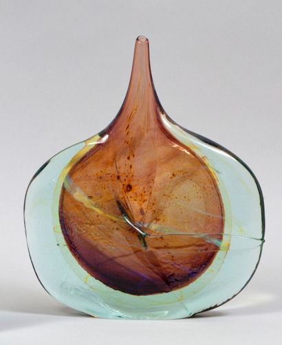 Michael HARRIS Fish Vase en verre soufflé de couleur brune. Signé. H.: 28 cm