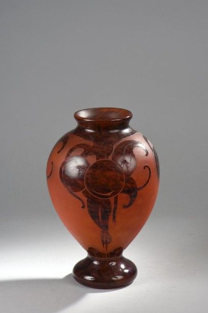 LE VERRE FRANÇAIS Vase en verre double de forme oblong à décor floral stylisé gravé...