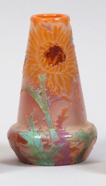 LEGRAS (1839-1916) Vase de forme cylindrique à col rétréci, le pied galbé, en verre...