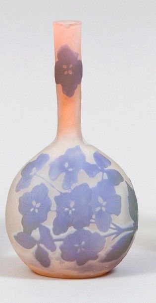 Émile GALLÉ (1846-1904) Vase soliflore à base bulbeuse. Épreuve en verres multicouches...