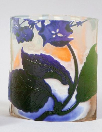 Émile GALLÉ (1846-1904) Vase en forme d'éventail. Épreuve en verre multicouche violet...