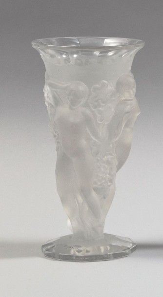RENE LALIQUE (1860-1945) Vase en verre moulé à décor de trois grâces. Signé R.LALIQUE...