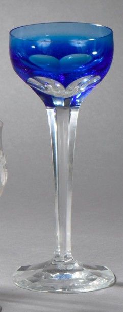 MOSER Service de douze verres à vin en cristal de couleur bleu H.: 21.5 cm