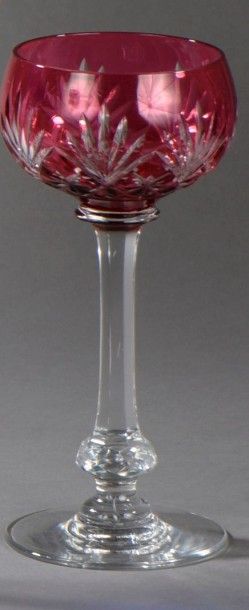 null PARTIE DE SERVICE DE VERRES en cristal de couleur rose composé de huit verres....