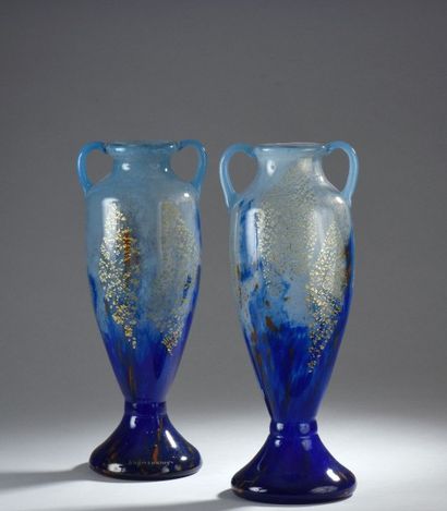 DAUM-NANCY Paire de vases en verre de forme amphore à deux anses ajourées et base...