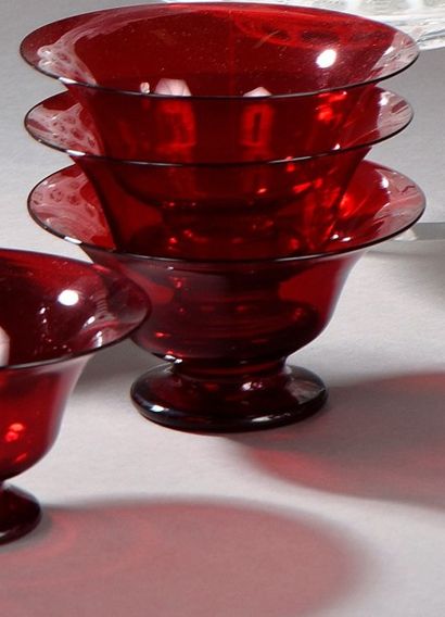 C.V.M Onze rince-doigts en cristal de couleur rouge marqués.