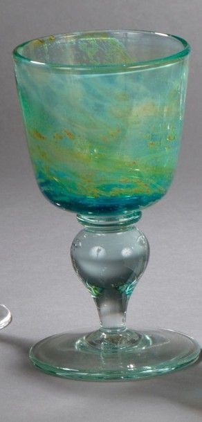 Michael HARRIS Ensemble de verres à pied en verre à décor légèrement opalescent composé...
