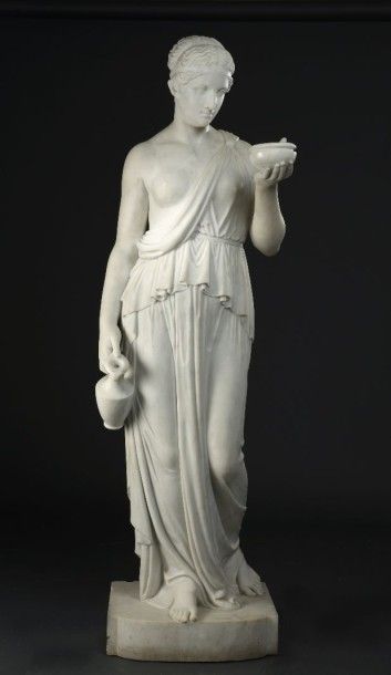 null STATUE en marbre blanc représentant une femme drapée à l'antique tenant une...