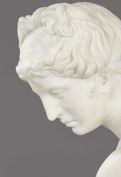 null STATUE en marbre blanc représentant"Vénus agenouillée", d'après l'antique. Style...