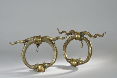 null DEUX HEURTOIRS en bronze doré figurant deux serpents entrelacés, leurs queues...