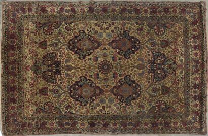 null Important et assez fin KIRMAN, IRAN, vers 1940-1950 Tapis à champ beige à semis...