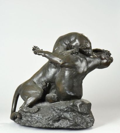 Georges GARDET (1863-1939) Combat de lionnes. Bronze patiné, signé sur la terrasse....