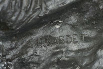 Georges GARDET (1863-1939) Combat de lionnes. Bronze patiné, signé sur la terrasse....